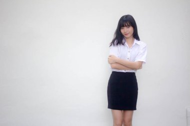 Taylandlı yetişkin öğrenci üniforması güzel kız rahatla ve gülümse.