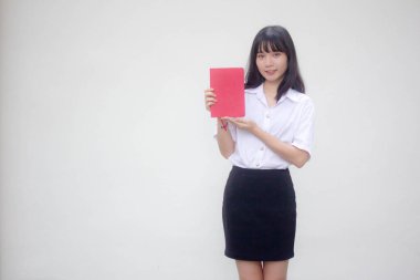 Taylandlı yetişkin öğrenci üniforması güzel kız kırmızı kitap gösteriyor.