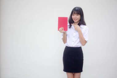 Taylandlı yetişkin öğrenci üniforması güzel kız kırmızı kitap gösteriyor.