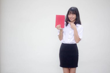 Taylandlı yetişkin öğrenci üniforması güzel kız kırmızı kitap gösteriyor.