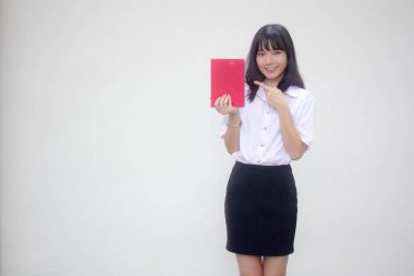 Taylandlı yetişkin öğrenci üniforması güzel kız kırmızı kitap gösteriyor.