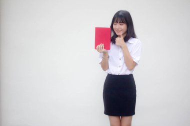 Taylandlı yetişkin öğrenci üniforması güzel kız kırmızı kitap gösteriyor.