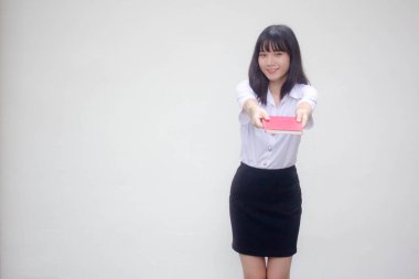 Taylandlı yetişkin öğrenci üniforması güzel kız kırmızı kitap gösteriyor.