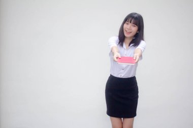 Taylandlı yetişkin öğrenci üniforması güzel kız kırmızı kitap gösteriyor.