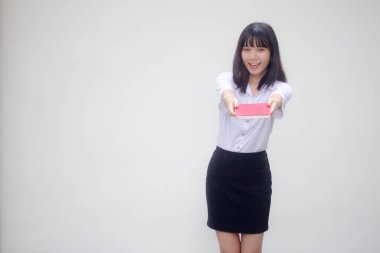 Taylandlı yetişkin öğrenci üniforması güzel kız kırmızı kitap gösteriyor.