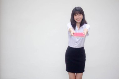 Taylandlı yetişkin öğrenci üniforması güzel kız kırmızı kitap gösteriyor.