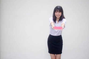 Taylandlı yetişkin öğrenci üniforması güzel kız kırmızı kitap gösteriyor.