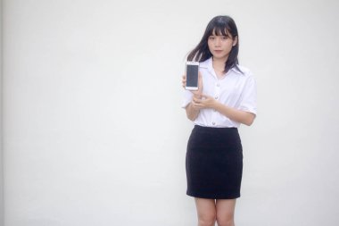 Taylandlı yetişkin üniversite üniforması güzel kız akıllı telefonunu göster.