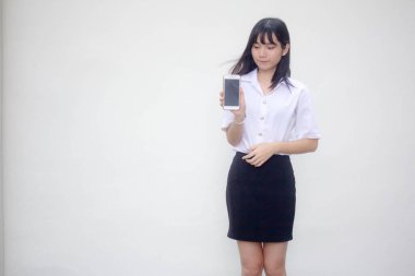 Taylandlı yetişkin üniversite üniforması güzel kız akıllı telefonunu göster.