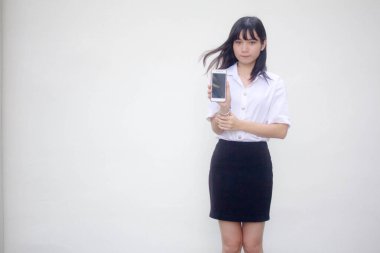 Taylandlı yetişkin üniversite üniforması güzel kız akıllı telefonunu göster.