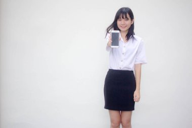 Taylandlı yetişkin üniversite üniforması güzel kız akıllı telefonunu göster.