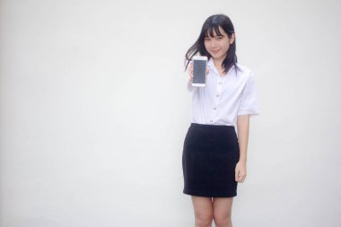 Taylandlı yetişkin üniversite üniforması güzel kız akıllı telefonunu göster.