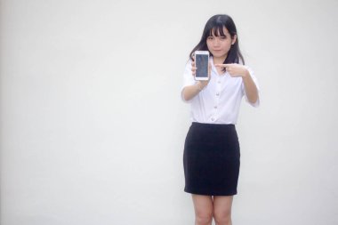 Taylandlı yetişkin üniversite üniforması güzel kız akıllı telefonunu göster.