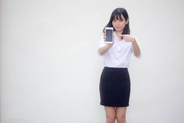 Taylandlı yetişkin üniversite üniforması güzel kız akıllı telefonunu göster.