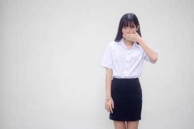 Yetişkin öğrenci üniforması. Güzel kız konuşmuyor.