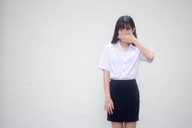 Yetişkin öğrenci üniforması. Güzel kız konuşmuyor.