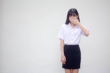 Yetişkin öğrenci üniforması. Güzel kız konuşmuyor.