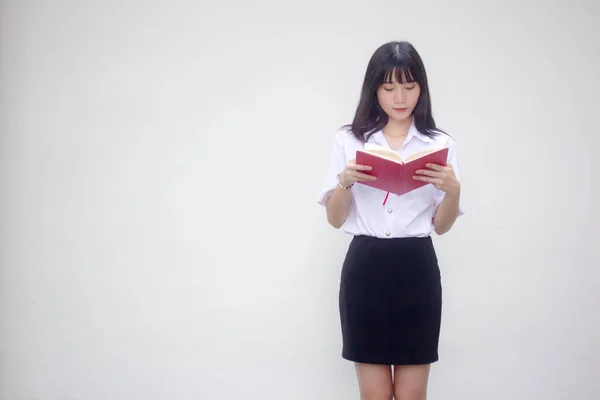 Thai Mahasiswa Dewasa Seragam Universitas Gadis Cantik Membaca Buku Merah — Stok Foto