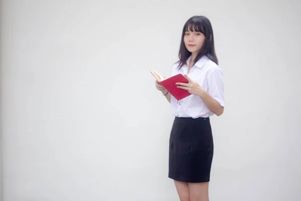 Thai Ενηλίκων Φοιτητής Πανεπιστήμιο Στολή Όμορφο Κορίτσι Διαβάσει Κόκκινο Βιβλίο — Φωτογραφία Αρχείου