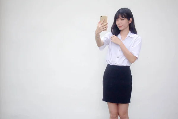 タイの成人女子大生制服美少女使用彼女のスマートフォンSelfie — ストック写真