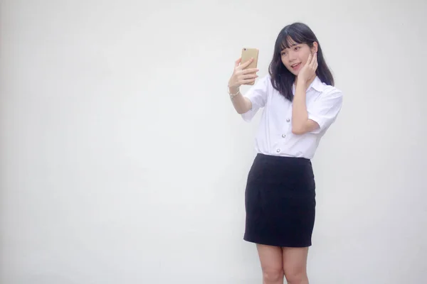 Tajski Dorosły Student Uniwersytet Mundur Piękna Dziewczyna Pomocą Jej Smartfona — Zdjęcie stockowe