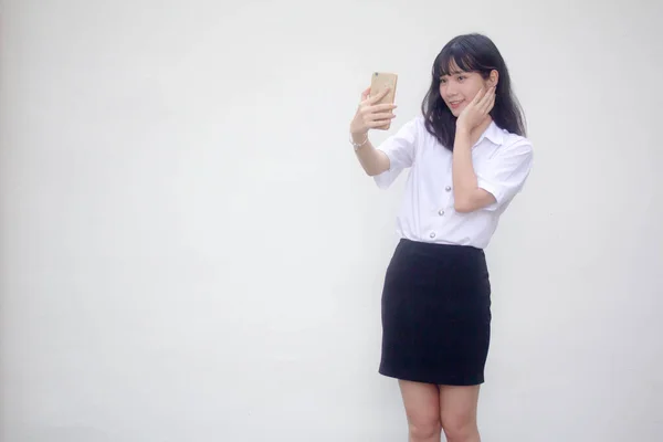 タイの成人女子大生制服美少女使用彼女のスマートフォンSelfie — ストック写真