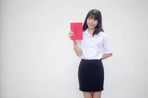 Taylandlı Yetişkin Öğrenci Üniforması Güzel Kız Kırmızı Kitap Gösteriyor — Stok fotoğraf