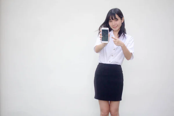 Tajski Dorosły Student Uniwersytet Mundur Piękny Dziewczyna Pokazać Jej Smartfon — Zdjęcie stockowe