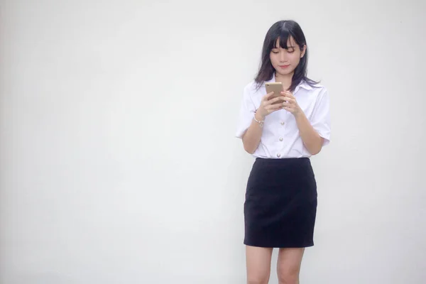 Tailandés Estudiante Adulto Universidad Uniforme Hermosa Chica Usando Teléfono Inteligente —  Fotos de Stock