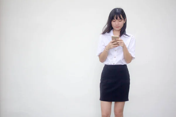 Thai Adulte Étudiant Université Uniforme Belle Fille Utilisant Son Téléphone — Photo