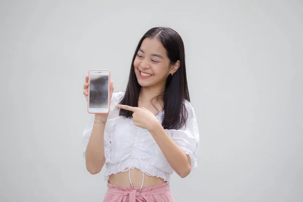 Asiático Tailandés Japonés Adolescente Blanco Camiseta Hermosa Chica Mostrar Teléfono —  Fotos de Stock