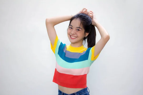 Asia Tailandesa Adolescente Color Camiseta Hermosa Chica Sonrisa Corbata Pelo —  Fotos de Stock