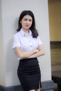 Taylandlı yetişkin öğrenci üniforması güzel kız rahatla ve gülümse.