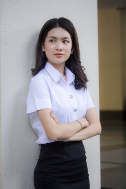 Taylandlı yetişkin öğrenci üniforması güzel kız rahatla ve gülümse.