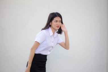 Taylandlı yetişkin üniversite üniforması güzel kız dinle.