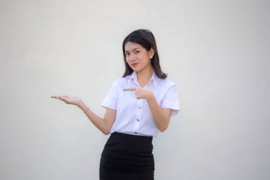 Taylandlı yetişkin üniversite üniforması güzel kız elini göster.