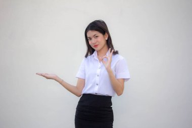 Taylandlı yetişkin üniversite üniforması güzel kız elini göster.