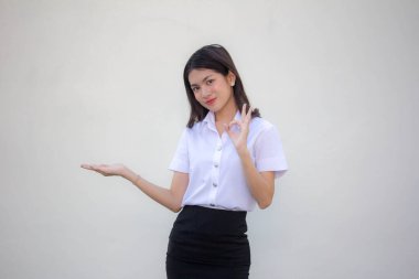 Taylandlı yetişkin üniversite üniforması güzel kız elini göster.