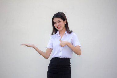 Taylandlı yetişkin üniversite üniforması güzel kız elini göster.