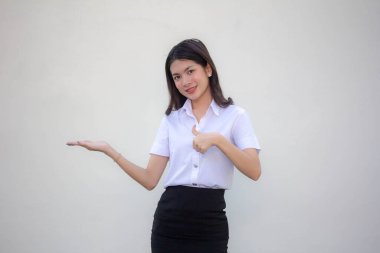 Taylandlı yetişkin üniversite üniforması güzel kız elini göster.