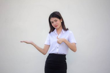 Taylandlı yetişkin üniversite üniforması güzel kız elini göster.