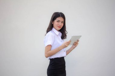 Yetişkin öğrenci üniforması. Tabletini kullanan güzel bir kız.