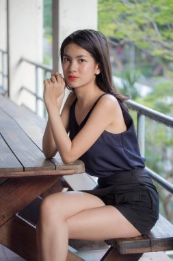 Taylandlı yetişkin bir kızın portresi rahatla ve gülümse.