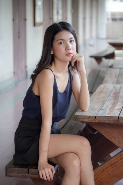 Taylandlı yetişkin bir kızın portresi rahatla ve gülümse.