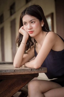 Taylandlı yetişkin bir kızın portresi rahatla ve gülümse.