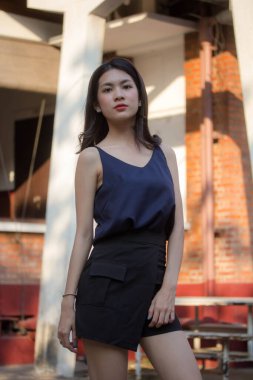 Taylandlı yetişkin bir kızın portresi rahatla ve gülümse.