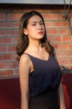 Taylandlı yetişkin bir kızın portresi rahatla ve gülümse.