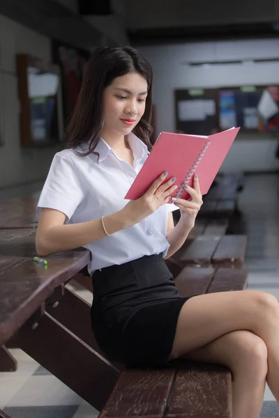 Tailandês Adulto Estudante Universidade Uniforme Bela Menina Ler Vermelho Livro — Fotografia de Stock