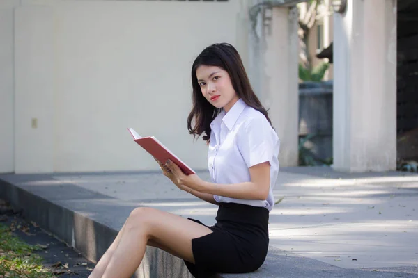 Tailandese Adulto Studente Università Uniforme Bella Ragazza Leggere Rosso Libro — Foto Stock