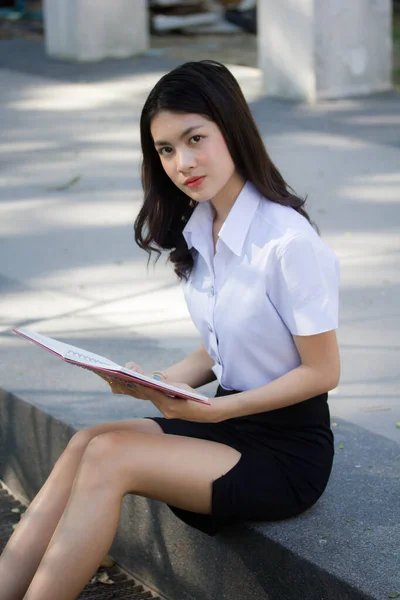 Thai Volwassen Student Universiteit Uniform Mooi Meisje Lees Rood Boek — Stockfoto